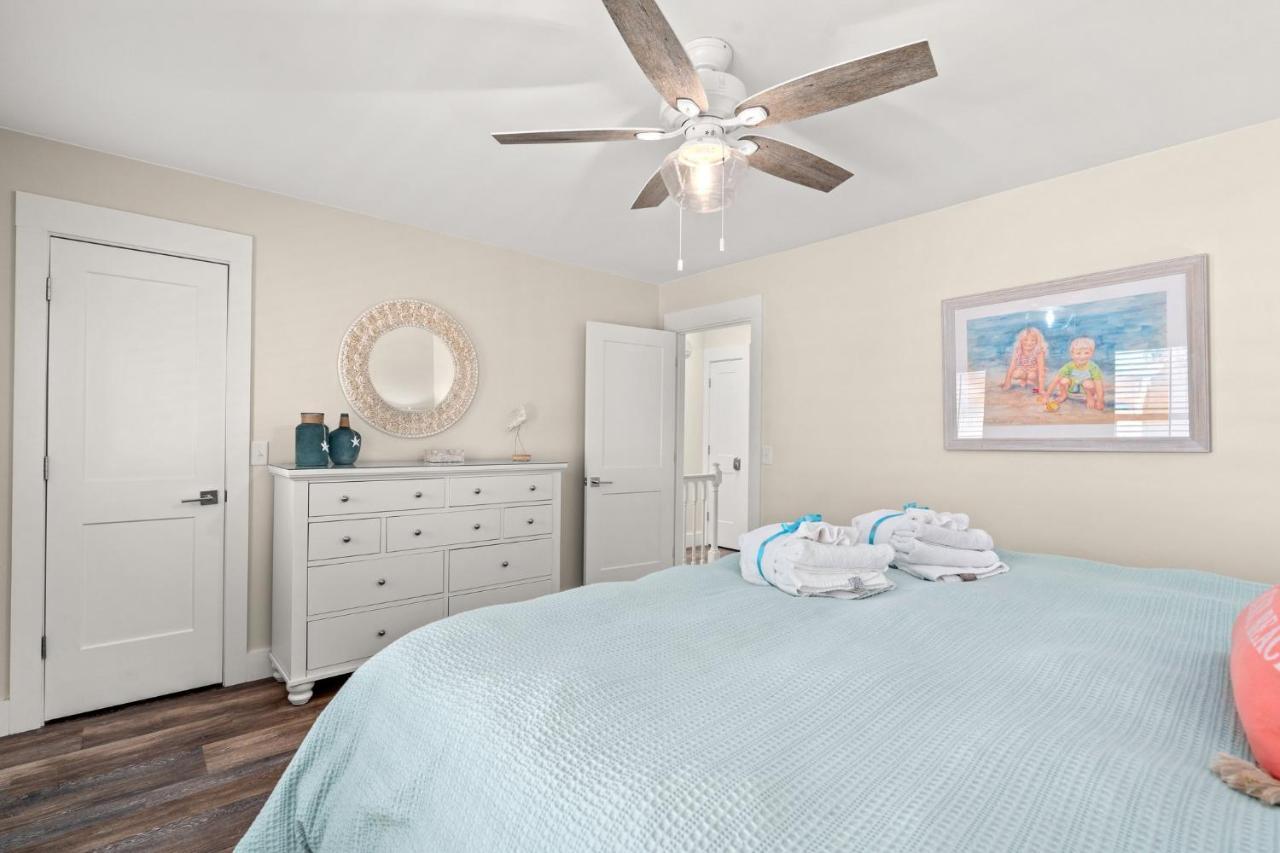 Holiday home 140 Feet To White Sandy Beaches! Newly Renovated! Pool! Grill! Panama City Beach