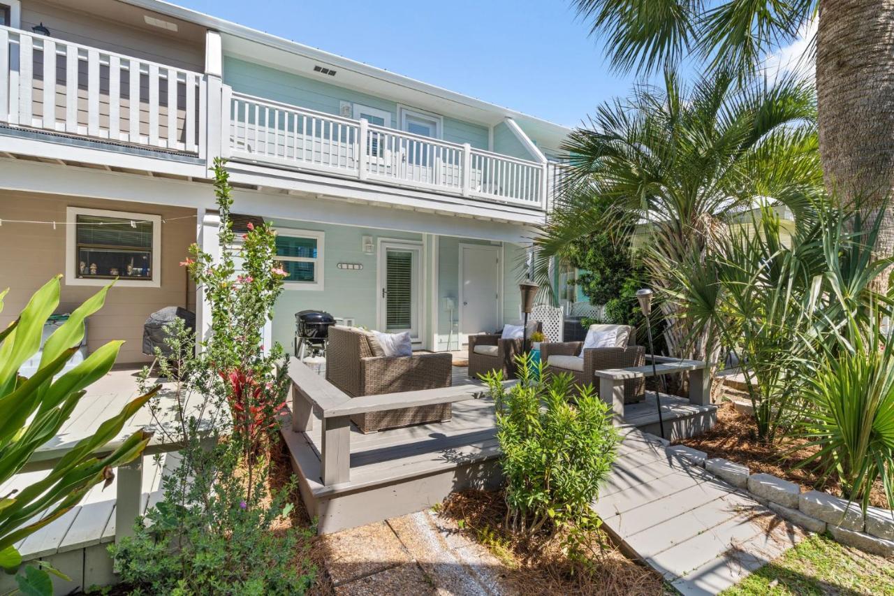 140 Feet To White Sandy Beaches! Newly Renovated! Pool! Grill! Holiday home