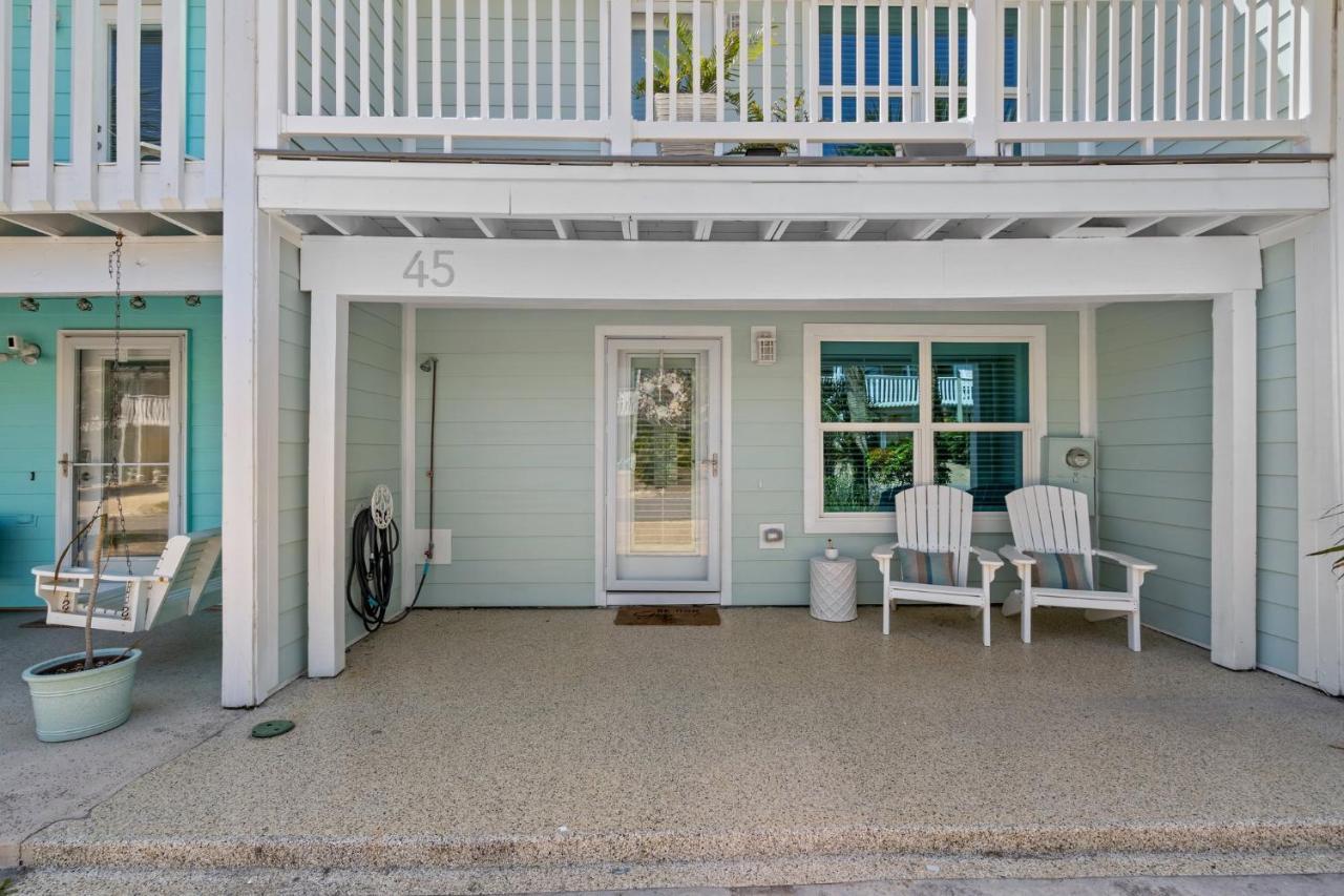 140 Feet To White Sandy Beaches! Newly Renovated! Pool! Grill! Holiday home *