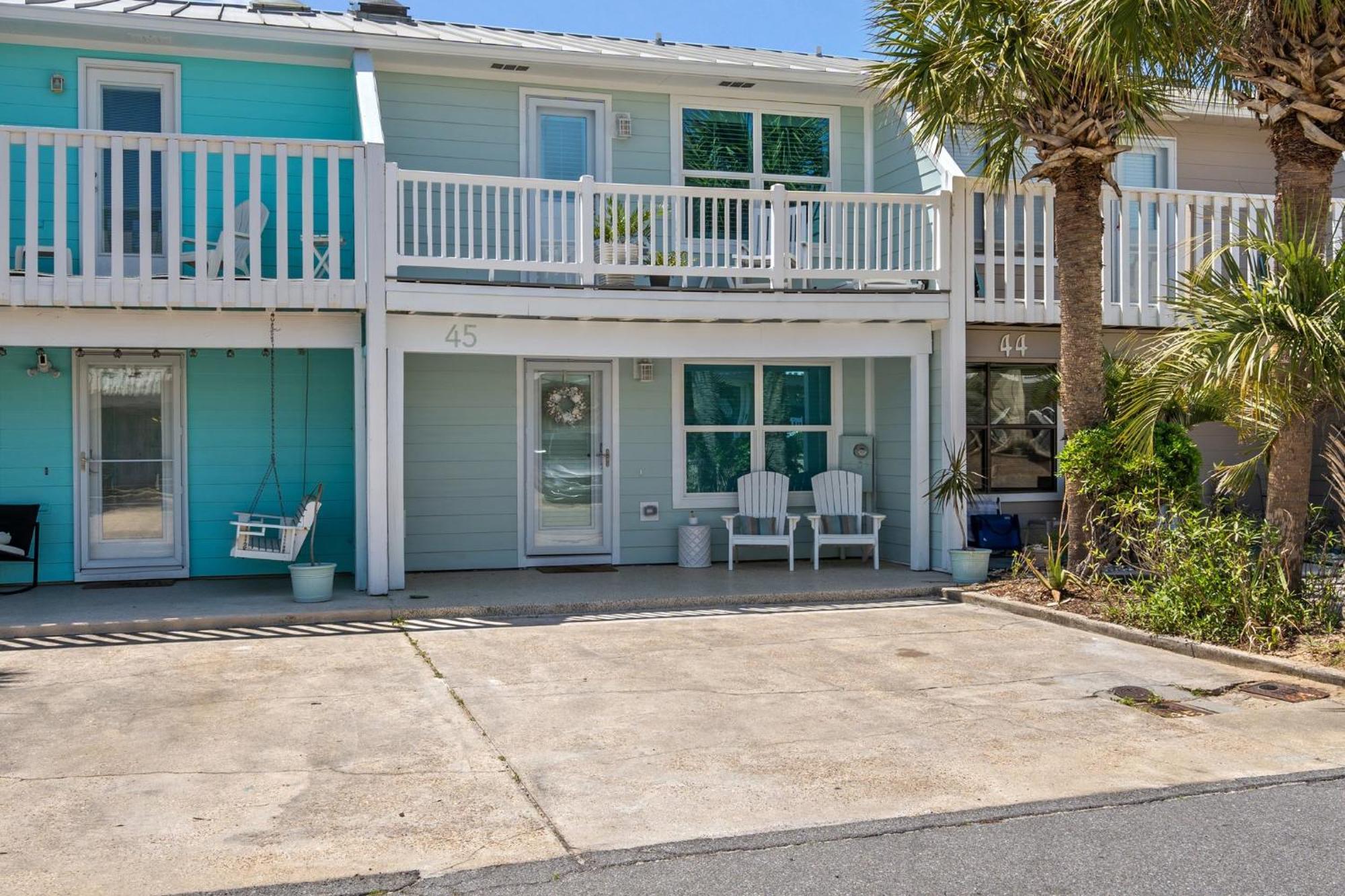 140 Feet To White Sandy Beaches! Newly Renovated! Pool! Grill! Holiday home *
