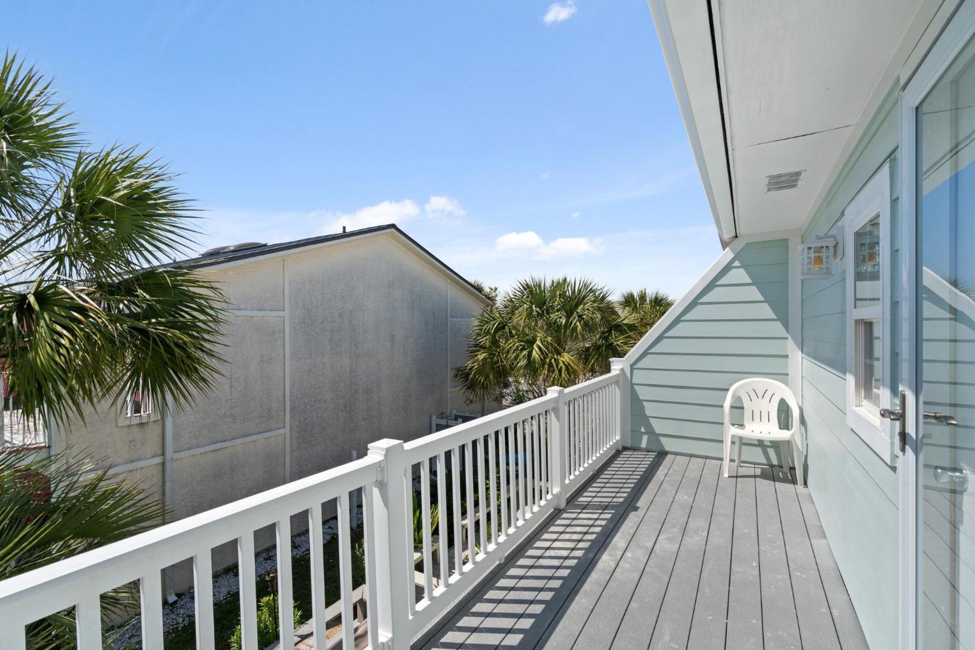 Holiday home 140 Feet To White Sandy Beaches! Newly Renovated! Pool! Grill!